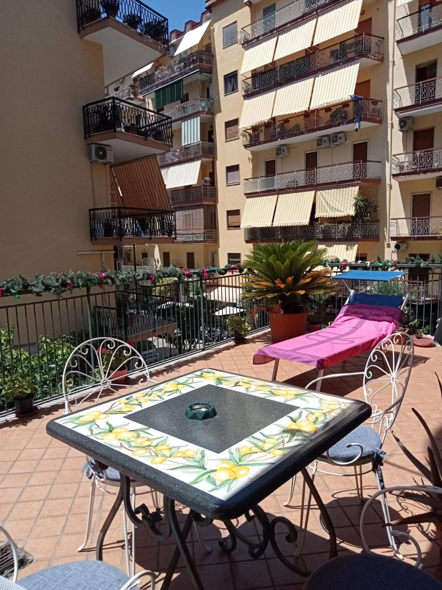 לינה וארוחת בוקר פורטיצ'י La Terrazza Di Monica & Teresa מראה חיצוני תמונה